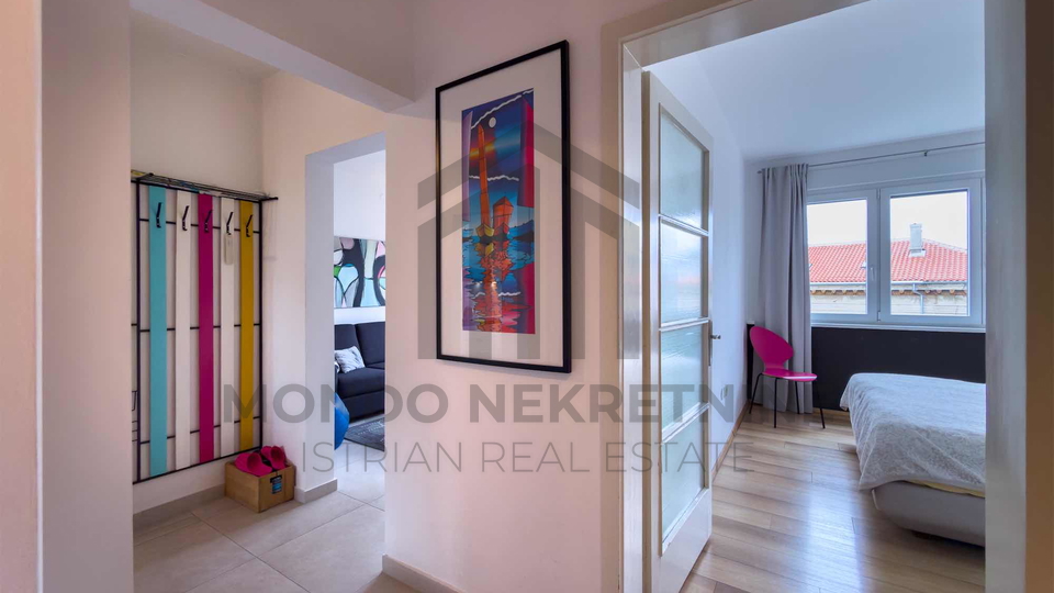 Kompletno namje&scaron;ten i opremljen stan 61 m&sup2; u centru Pule &ndash; 2 spava&cacute;e sobe&comma; balkon&comma; parking