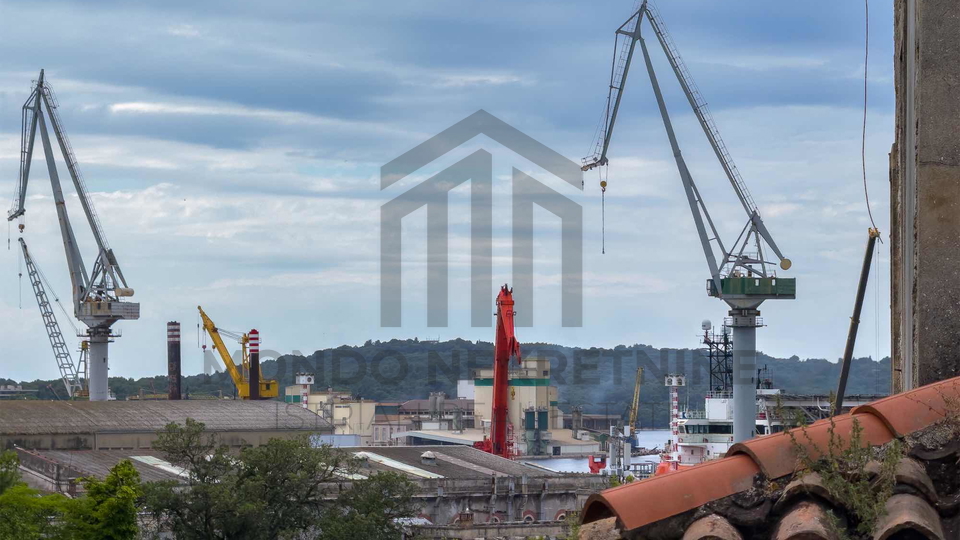 Kompletno namje&scaron;ten i opremljen stan 61 m&sup2; u centru Pule &ndash; 2 spava&cacute;e sobe&comma; balkon&comma; parking