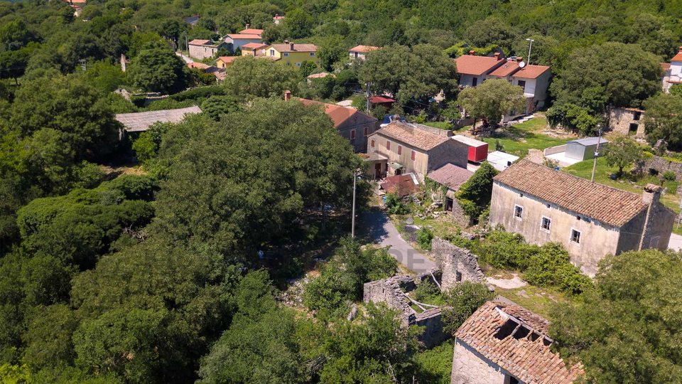 Istra&comma; Kamena ku&cacute;a s pogledom na U&ccaron;ku i potencijalom za bazen &ndash; &Scaron;u&scaron;njevica&comma; Istra &lpar;262 m&sup2;&rpar;&comma; potrebna obnova