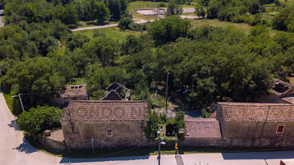 Istra&comma; Kamena ku&cacute;a s pogledom na U&ccaron;ku i potencijalom za bazen &ndash; &Scaron;u&scaron;njevica&comma; Istra &lpar;262 m&sup2;&rpar;&comma; potrebna obnova