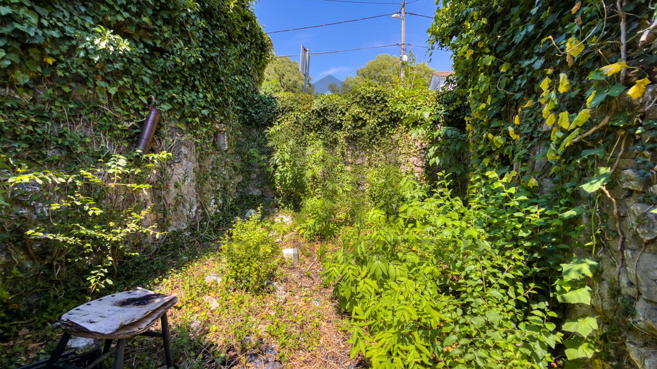 Istra&comma; Kamena ku&cacute;a s pogledom na U&ccaron;ku i potencijalom za bazen &ndash; &Scaron;u&scaron;njevica&comma; Istra &lpar;262 m&sup2;&rpar;&comma; potrebna obnova