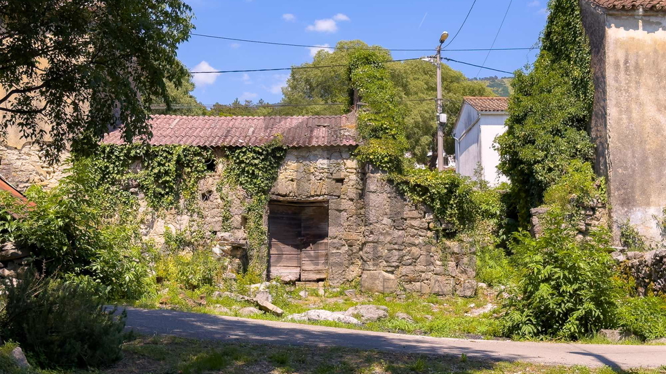 Istra&comma; Kamena ku&cacute;a s pogledom na U&ccaron;ku i potencijalom za bazen &ndash; &Scaron;u&scaron;njevica&comma; Istra &lpar;262 m&sup2;&rpar;&comma; potrebna obnova