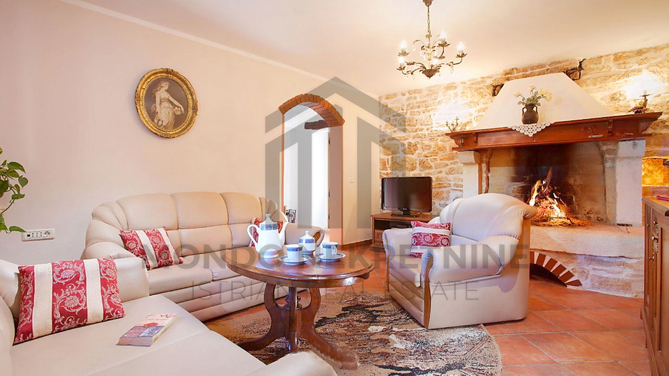 Renovirana kamena ku&cacute;a s 4 spava&cacute;e sobe &ndash; Mar&ccaron;ana&comma; Istra