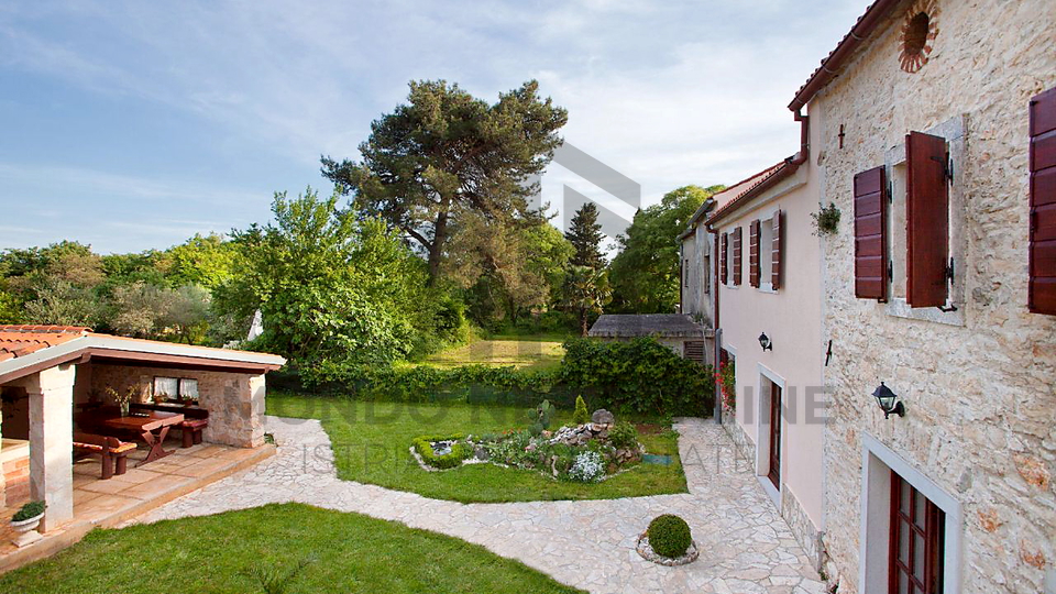 Renovirana kamena ku&cacute;a s 4 spava&cacute;e sobe &ndash; Mar&ccaron;ana&comma; Istra