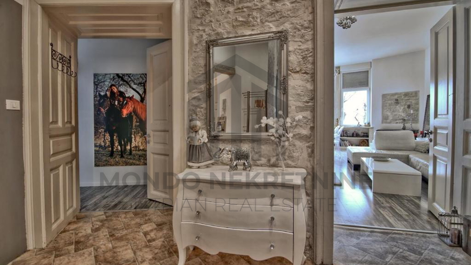 Potpuno renoviran stan u austrougarskoj vili u samom centru Pule