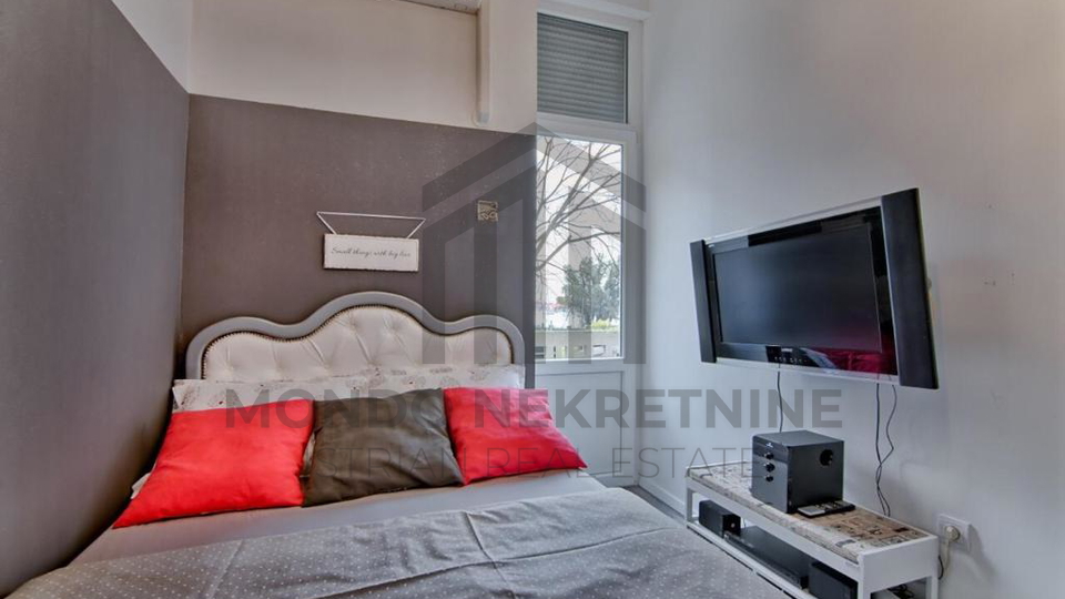 Potpuno renoviran stan u austrougarskoj vili u samom centru Pule