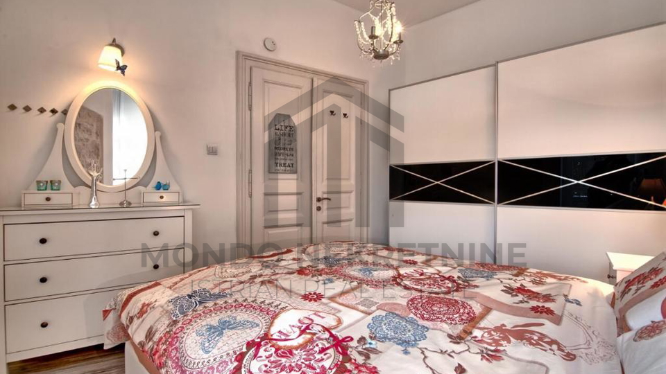 Potpuno renoviran stan u austrougarskoj vili u samom centru Pule