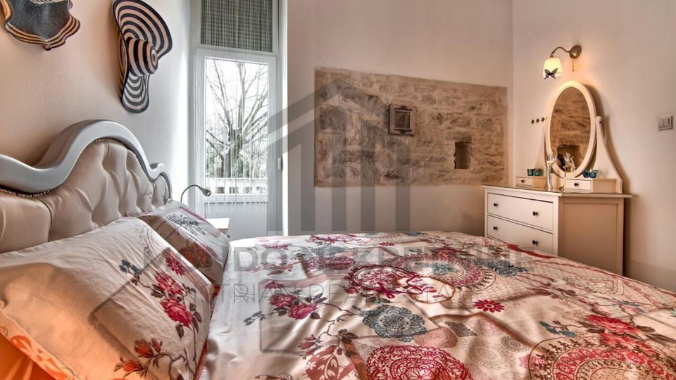 Potpuno renoviran stan u austrougarskoj vili u samom centru Pule