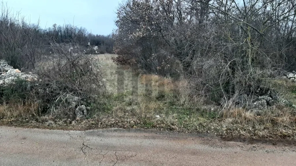 Istra, okolica Juršići,  poljoprivredno zemljište 3780 m2, pristup s asfalta