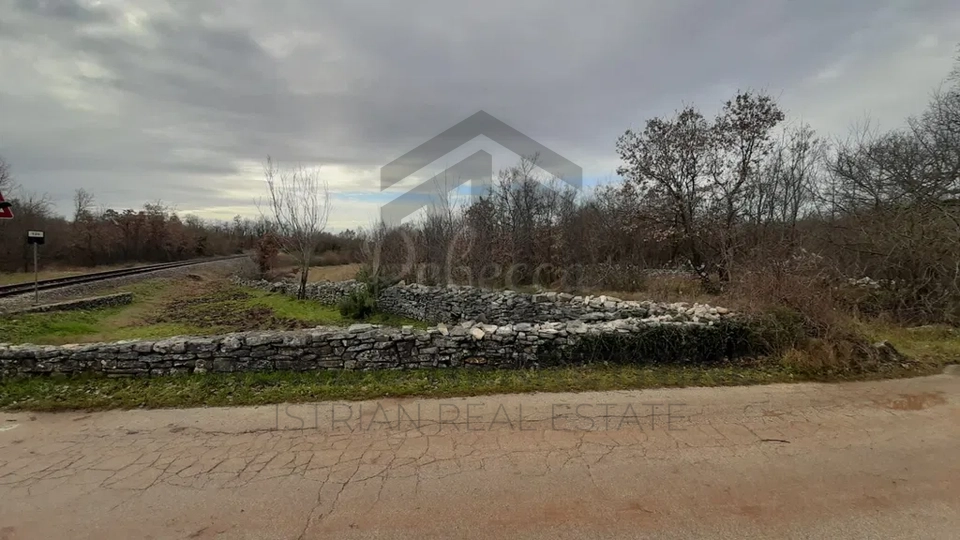 Istra, okolica Juršići,  poljoprivredno zemljište 3780 m2, pristup s asfalta