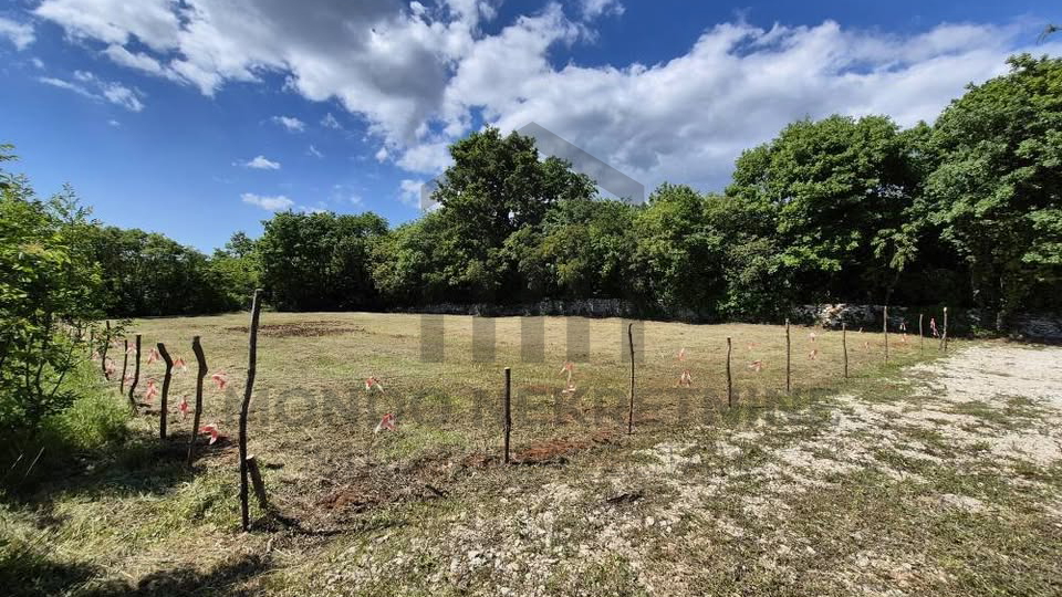 Poljoprivredno zemlji&scaron;te Jur&scaron;i&cacute;i &ndash; 875 m2&comma;  pristupni put 80 m2&comma; ulaz s asfalta