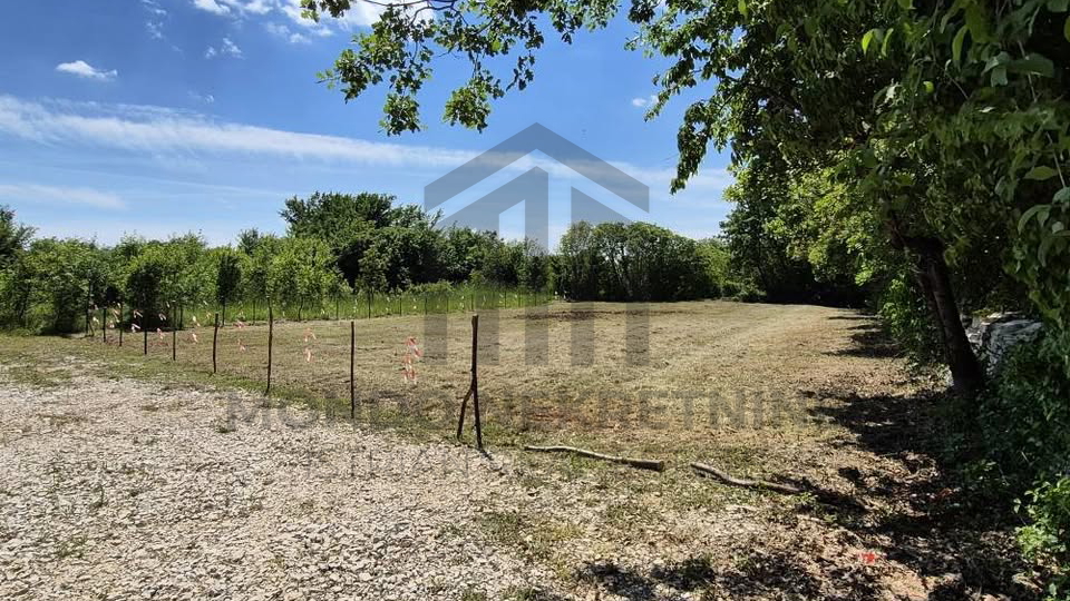 Poljoprivredno zemlji&scaron;te Jur&scaron;i&cacute;i &ndash; 875 m2&comma;  pristupni put 80 m2&comma; ulaz s asfalta