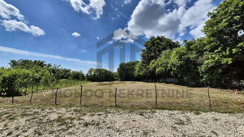 Poljoprivredno zemlji&scaron;te Jur&scaron;i&cacute;i &ndash; 875 m2&comma;  pristupni put 80 m2&comma; ulaz s asfalta