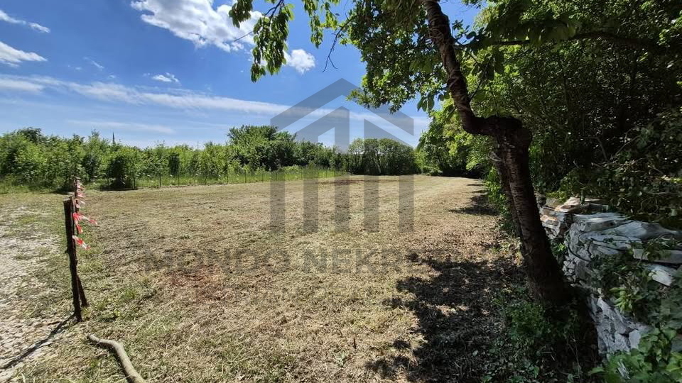 Poljoprivredno zemlji&scaron;te Jur&scaron;i&cacute;i &ndash; 875 m2&comma;  pristupni put 80 m2&comma; ulaz s asfalta