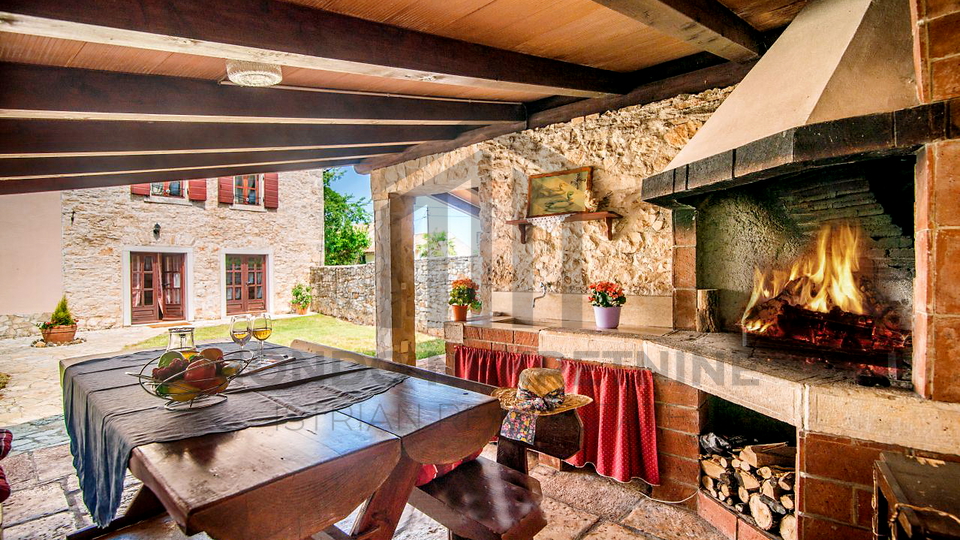 Renovirana kamena ku&cacute;a s 4 spava&cacute;e sobe &ndash; Mar&ccaron;ana&comma; Istra