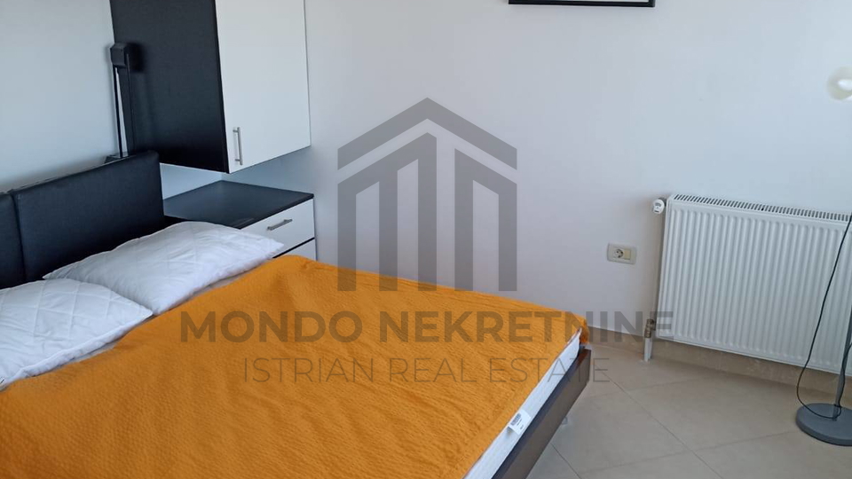 Dvosoban stan s pogledom na more &ndash; Medulin&comma; 54 m2&comma; 50 metara od pje&scaron;&ccaron;ane pla&zcaron;e