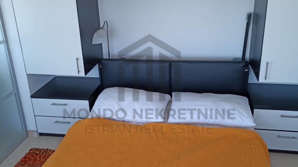 Dvosoban stan s pogledom na more &ndash; Medulin&comma; 54 m2&comma; 50 metara od pje&scaron;&ccaron;ane pla&zcaron;e