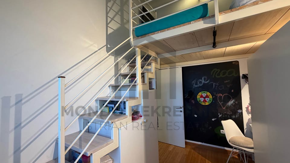 Stan Valdebek Pula &ndash; dvoeta&zcaron;ni stan 89 m&sup2; &plus; potkrovlje 9 m&sup2;&comma; terasa&comma; parking&comma; namje&scaron;ten