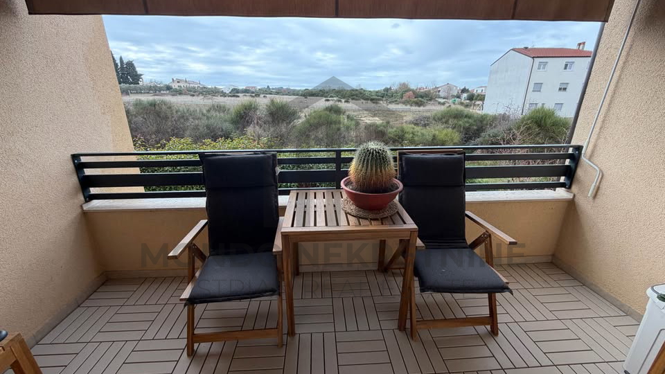 Stan Valdebek Pula &ndash; dvoeta&zcaron;ni stan 89 m&sup2; &plus; potkrovlje 9 m&sup2;&comma; terasa&comma; parking&comma; namje&scaron;ten