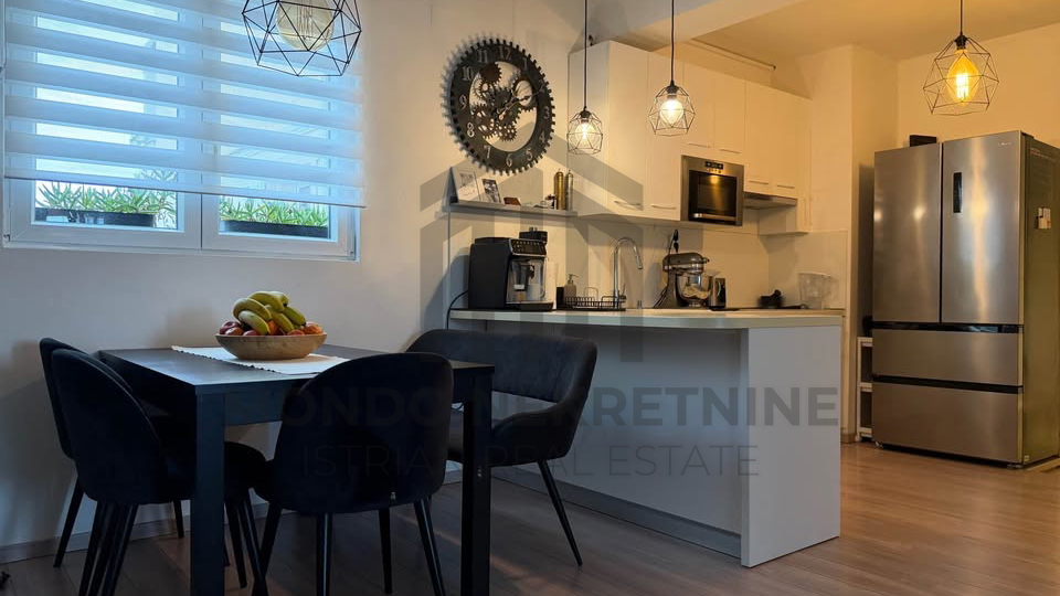 Stan Valdebek Pula &ndash; dvoeta&zcaron;ni stan 89 m&sup2; &plus; potkrovlje 9 m&sup2;&comma; terasa&comma; parking&comma; namje&scaron;ten