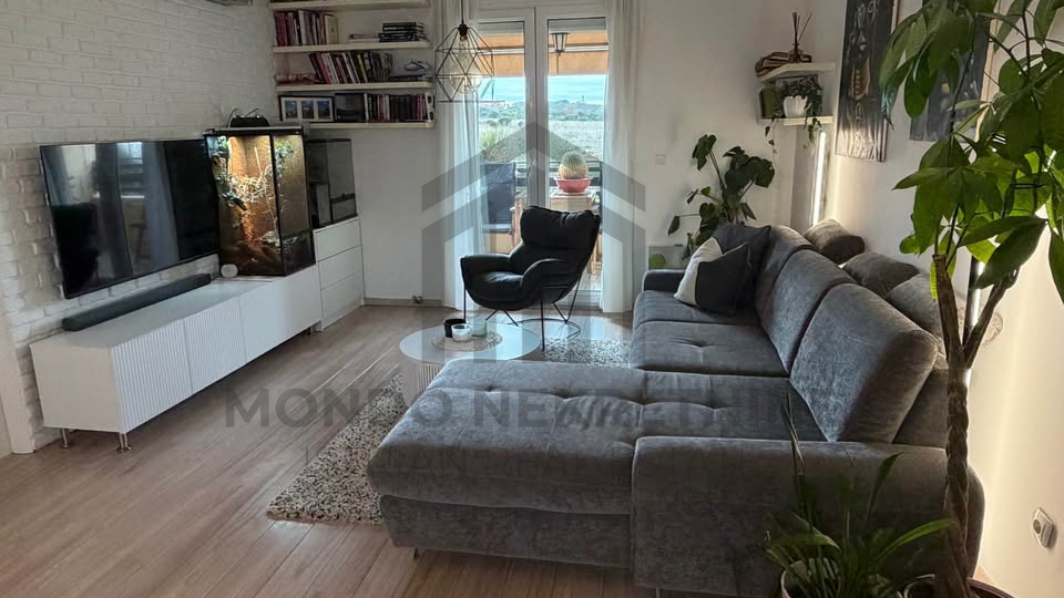 Stan Valdebek Pula &ndash; dvoeta&zcaron;ni stan 89 m&sup2; &plus; potkrovlje 9 m&sup2;&comma; terasa&comma; parking&comma; namje&scaron;ten