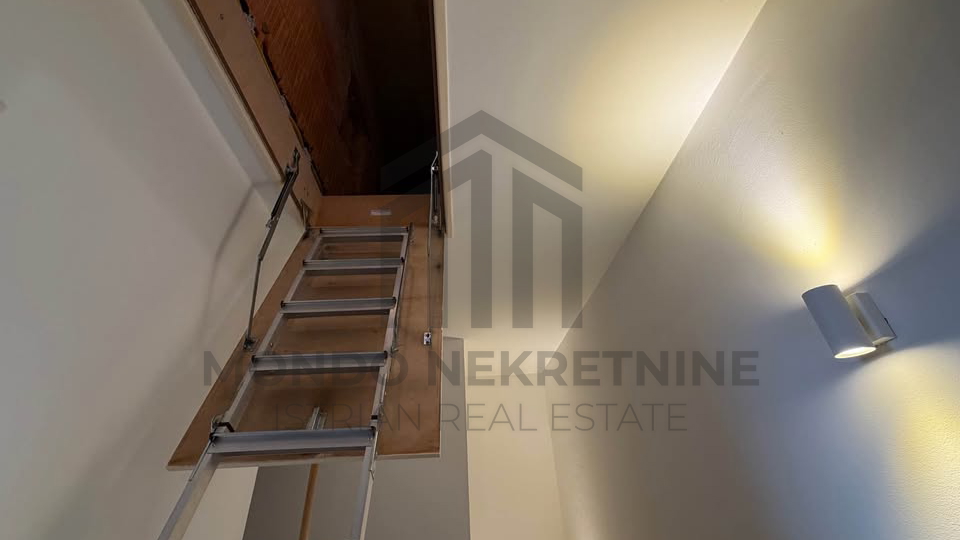 Stan Valdebek Pula &ndash; dvoeta&zcaron;ni stan 89 m&sup2; &plus; potkrovlje 9 m&sup2;&comma; terasa&comma; parking&comma; namje&scaron;ten