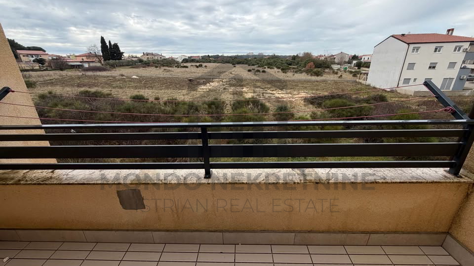 Stan Valdebek Pula &ndash; dvoeta&zcaron;ni stan 89 m&sup2; &plus; potkrovlje 9 m&sup2;&comma; terasa&comma; parking&comma; namje&scaron;ten