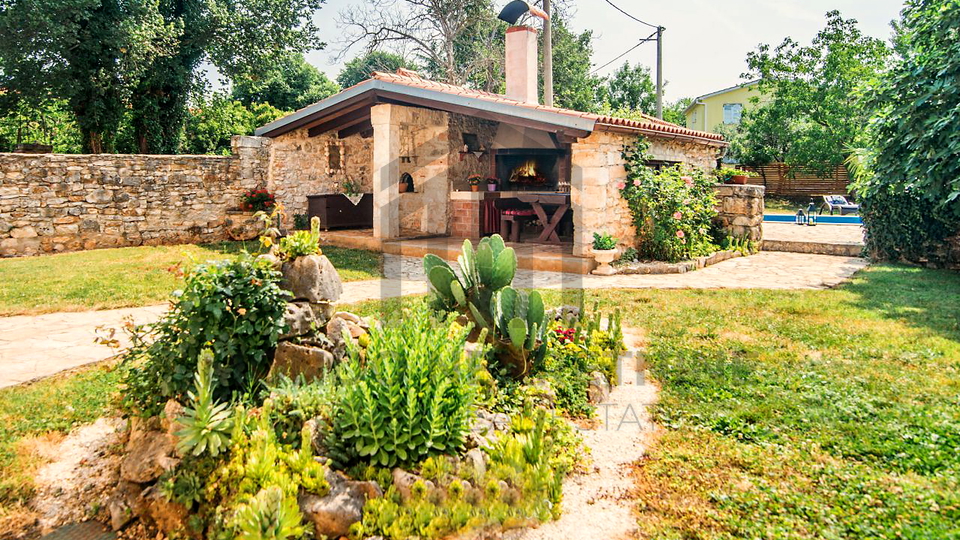 Renovirana kamena ku&cacute;a s 4 spava&cacute;e sobe &ndash; Mar&ccaron;ana&comma; Istra