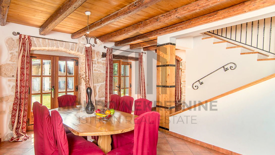 Renovirana kamena ku&cacute;a s 4 spava&cacute;e sobe &ndash; Mar&ccaron;ana&comma; Istra