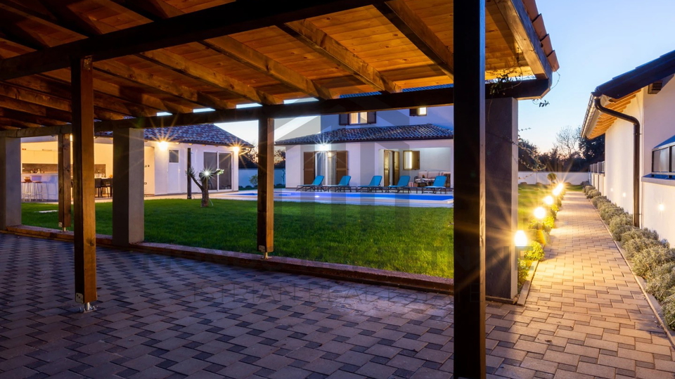 Moderna samostoje&cacute;a ku&cacute;a s bazenom i SPA zonom &ndash; &Scaron;i&scaron;an