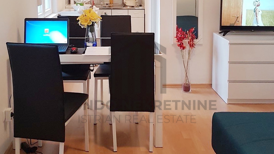 Prodaja apartmana&comma; Barbariga&comma; 40 m&sup2;&comma; renoviran i potpuno namje&scaron;ten&comma; 1&period; kat&comma; balkon&comma; parking