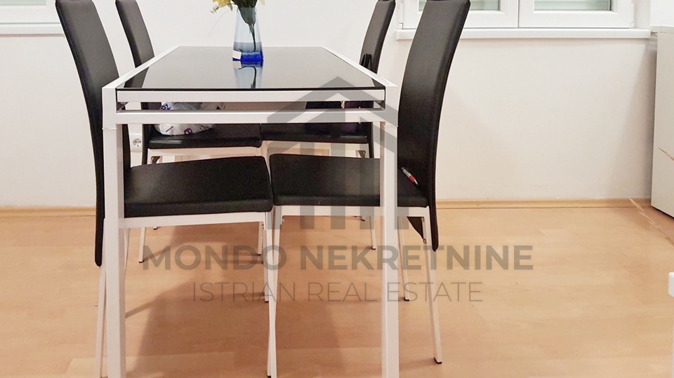 Prodaja apartmana&comma; Barbariga&comma; 40 m&sup2;&comma; renoviran i potpuno namje&scaron;ten&comma; 1&period; kat&comma; balkon&comma; parking