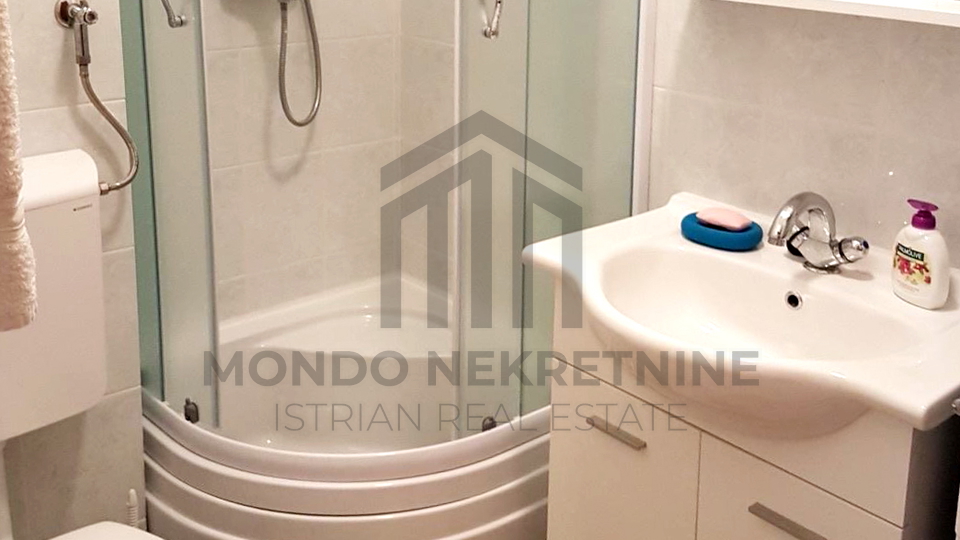 Prodaja apartmana&comma; Barbariga&comma; 40 m&sup2;&comma; renoviran i potpuno namje&scaron;ten&comma; 1&period; kat&comma; balkon&comma; parking