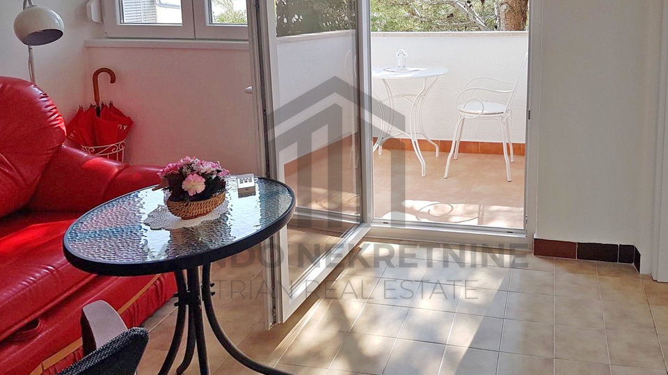 Prodaja apartmana&comma; Barbariga&comma; 40 m&sup2;&comma; renoviran i potpuno namje&scaron;ten&comma; 1&period; kat&comma; balkon&comma; parking