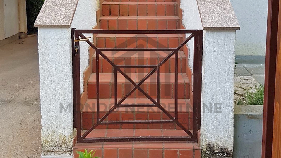 Prodaja apartmana&comma; Barbariga&comma; 40 m&sup2;&comma; renoviran i potpuno namje&scaron;ten&comma; 1&period; kat&comma; balkon&comma; parking