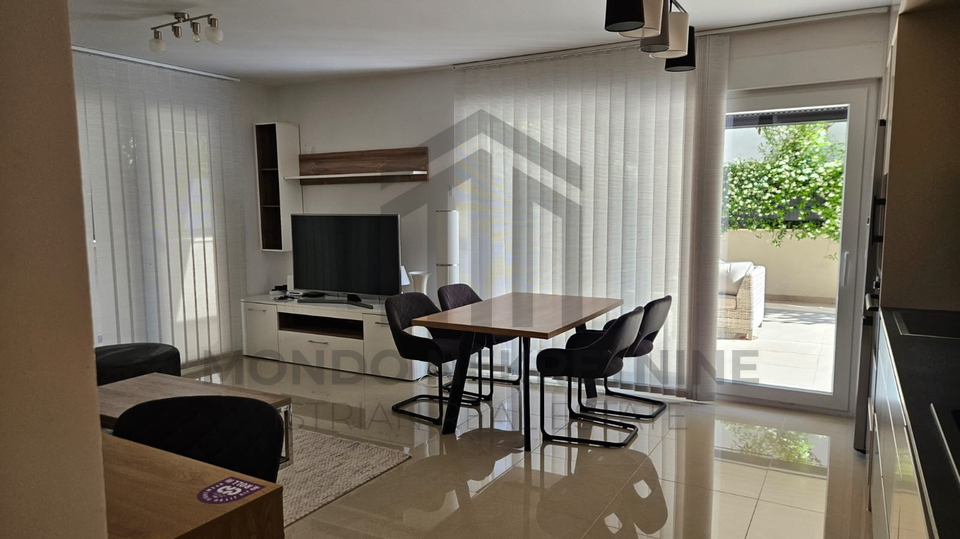 Istra&comma; Pula Moderan stan s velikom terasom &comma; bio-klimatskom pergolom i gara&zcaron;nim mjestom