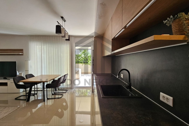 Istra, Pula Moderan stan s velikom terasom , bio-klimatskom pergolom i garažnim mjestom