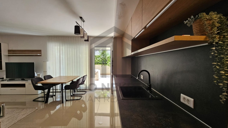 Istra&comma; Pula Moderan stan s velikom terasom &comma; bio-klimatskom pergolom i gara&zcaron;nim mjestom