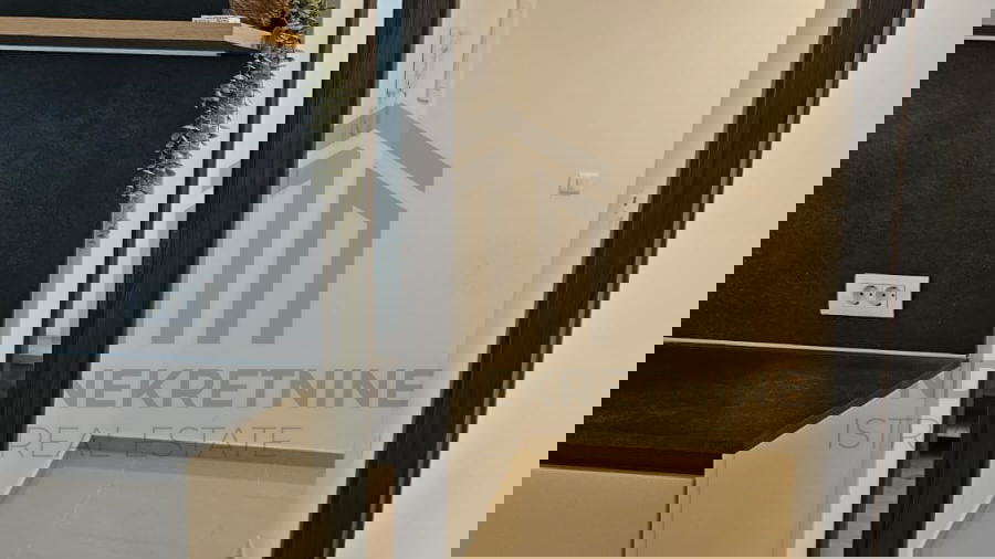 Istra&comma; Pula Moderan stan s velikom terasom &comma; bio-klimatskom pergolom i gara&zcaron;nim mjestom