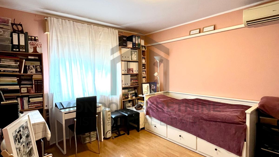 Garsonijera u centru Pule, balkon, spremište