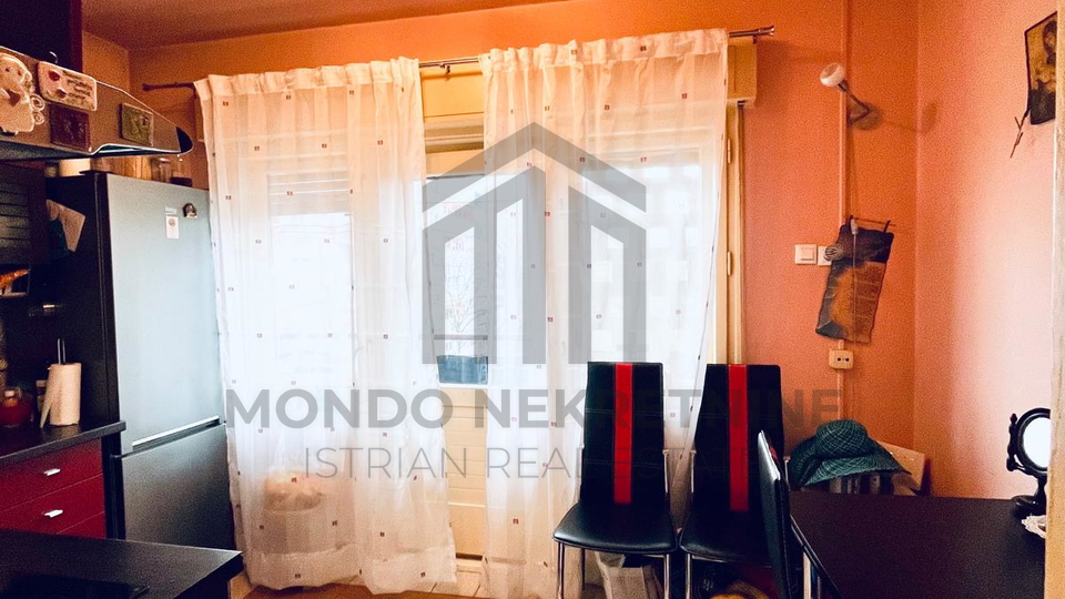 Garsonijera u centru Pule, balkon, spremište