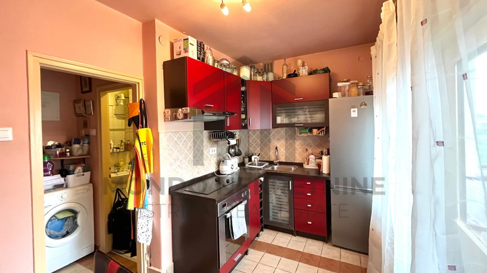 Garsonijera u centru Pule, balkon, spremište