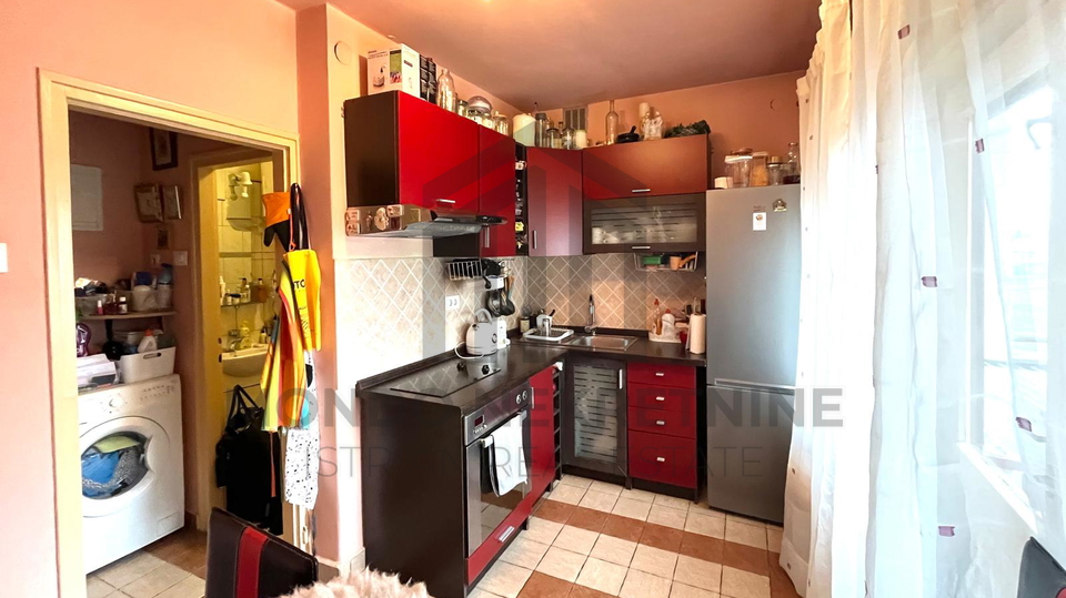 Garsonijera u centru Pule, balkon, spremište