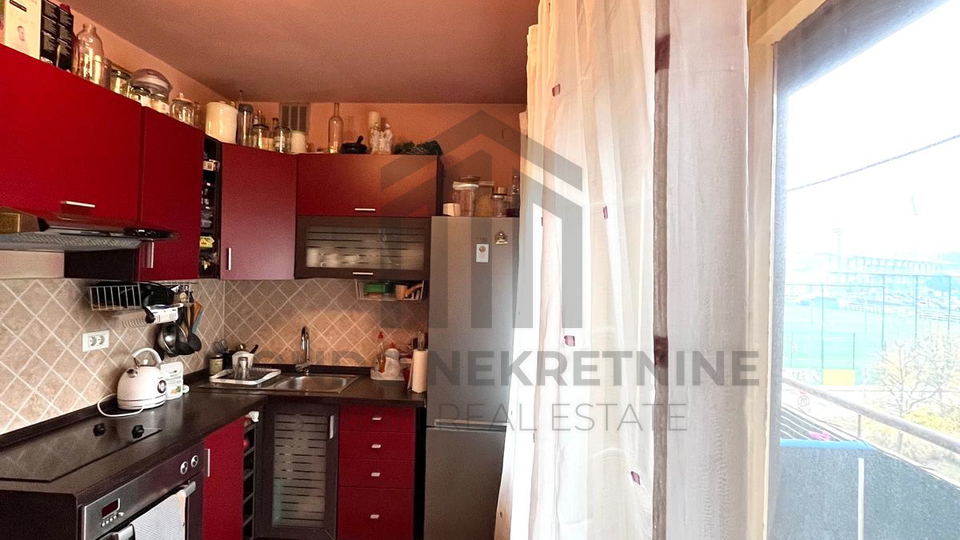 Garsonijera u centru Pule, balkon, spremište