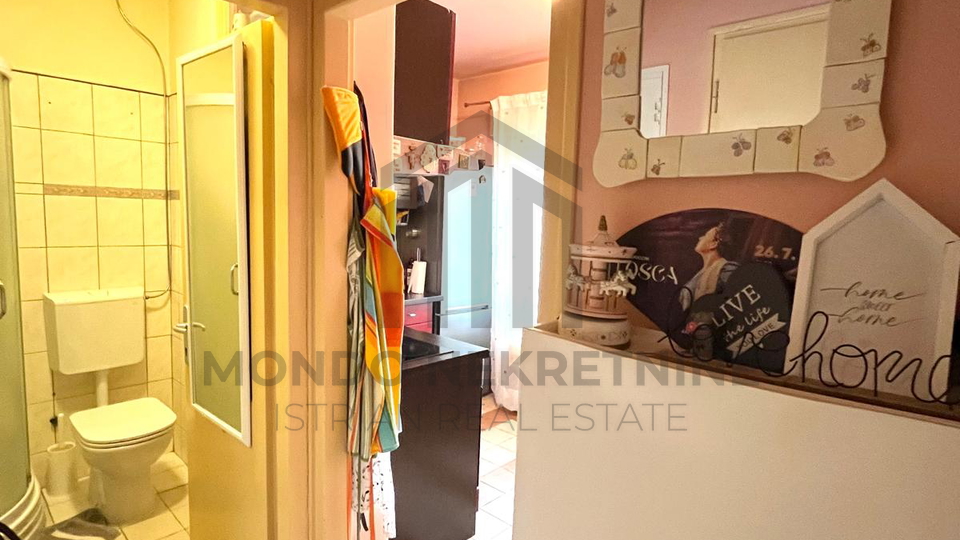 Garsonijera u centru Pule, balkon, spremište