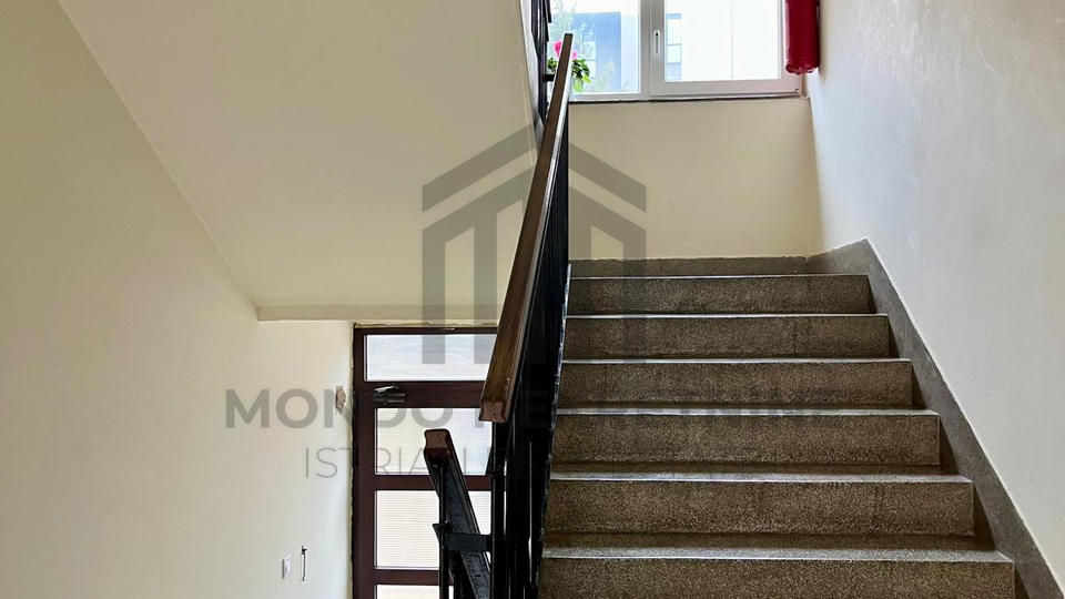 Garsonijera u centru Pule, balkon, spremište