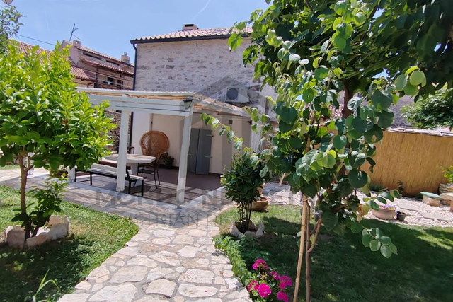 Adaptirana kamena kuća  u  Galižani