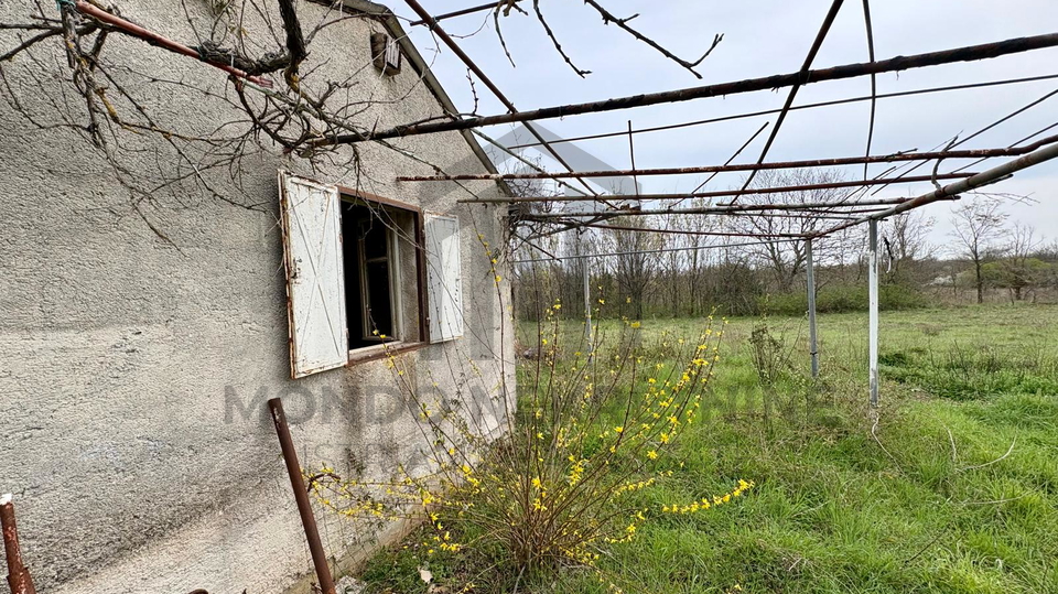 Poljoprivredno zemlji&scaron;te 2100 m&sup2; s legaliziranim objektom 25 m2 &ndash; okolica Pule &ndash; PRILIKA