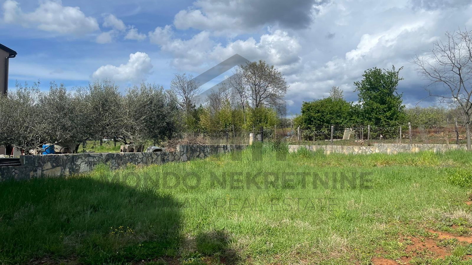 Pore&ccaron;&comma; Ka&scaron;telir&comma; gra&dstrok;evinsko zemlji&scaron;te 805 m&sup2; s pravomo&cacute;nom gra&dstrok;evinskom dozvolom i pla&cacute;enim komunalnim doprinosima