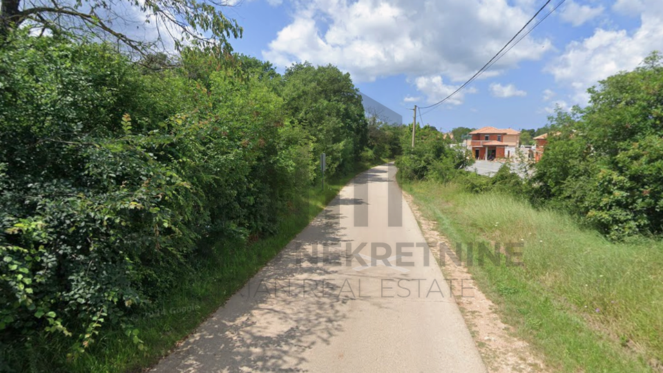 Istra, okolica Juršići,  poljoprivredno zemljište 3780 m2, pristup s asfalta